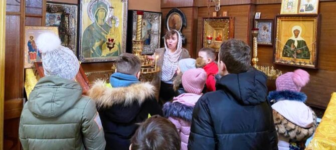 Юные паломники посетили Воскресенский храм в Хотмыжске
